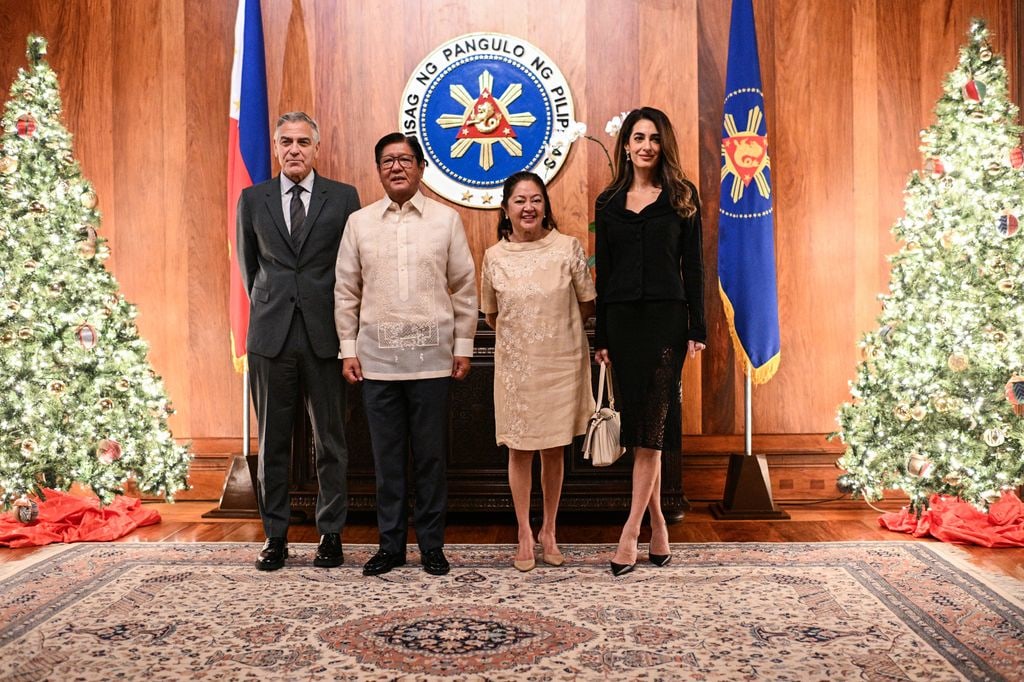 George and Amal Clooney pose with Philippine President Ferdinand Marcos Jr. and First Lady Liza Araneta Marcos at his residence
