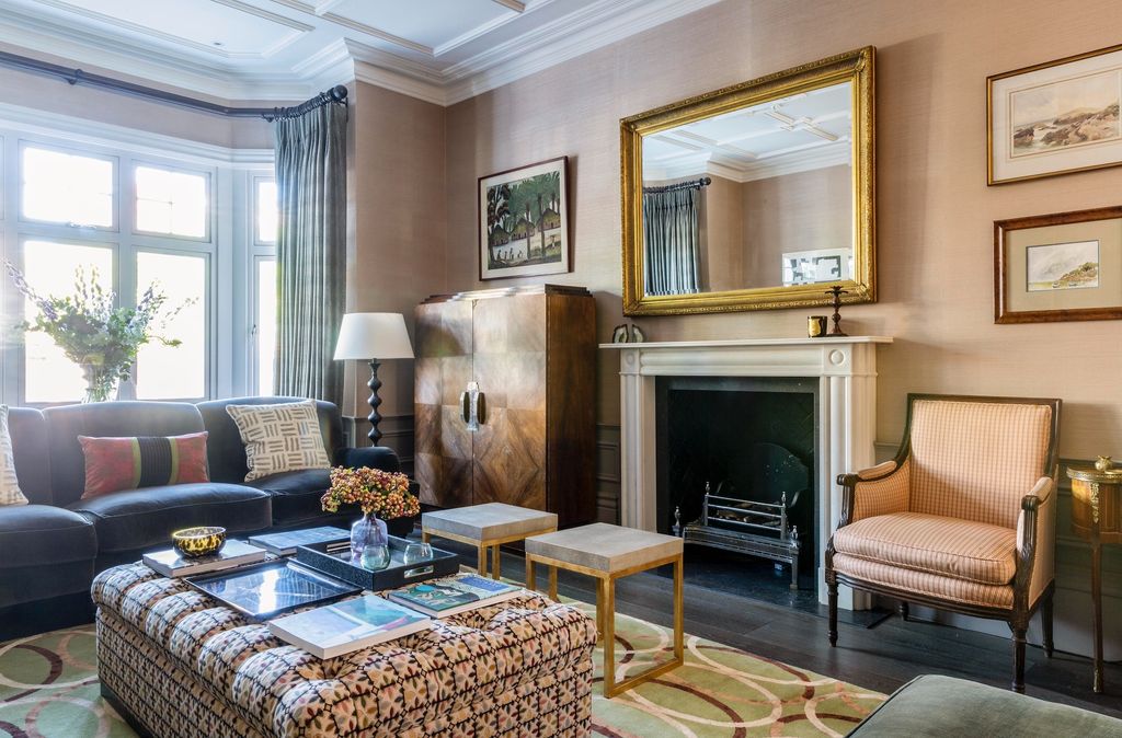 9 astuces simples pour élever votre petit salon selon un architecte d'intérieur 8 salon avec ottoman imprimé, cheminée, canapé dans la baie vitrée