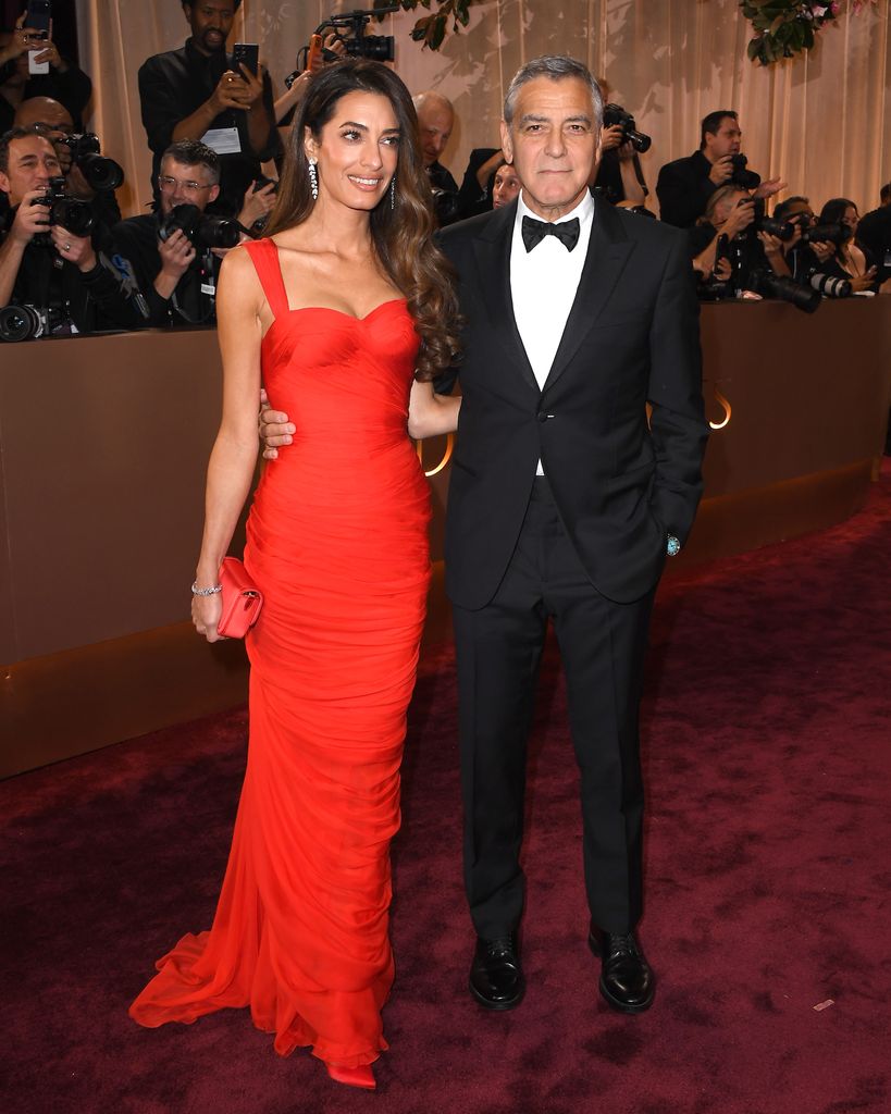 Amal Clooney en robe rouge George Clooney en smoking arrive à la 83e cérémonie annuelle des Golden Globe Awards au Beverly Hilton 