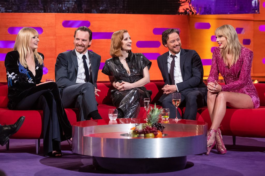 Sophie Turner, Michael Fassbender, Jessica Chastain, James McAvoy e Taylor Swift sentam-se em um sofá vermelho durante as filmagens do The Graham Norton Show em 2019.