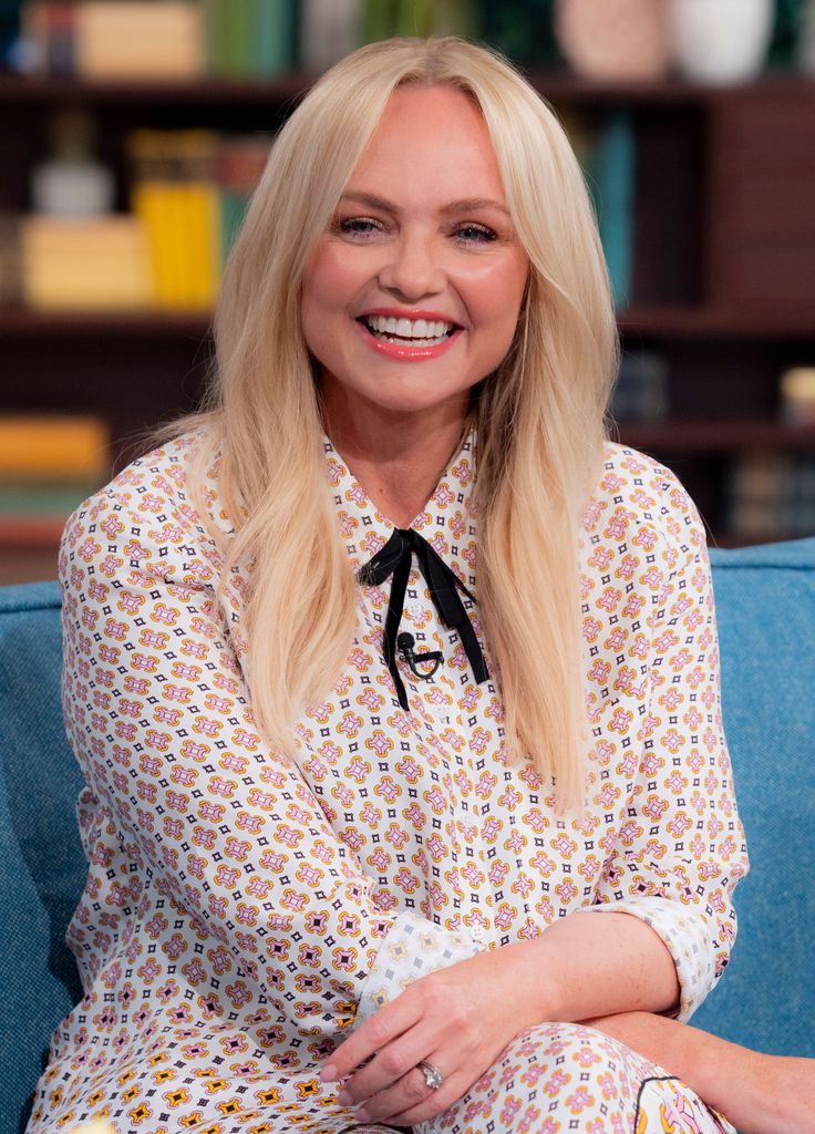 Emma Bunton souriant dans une robe fleurie