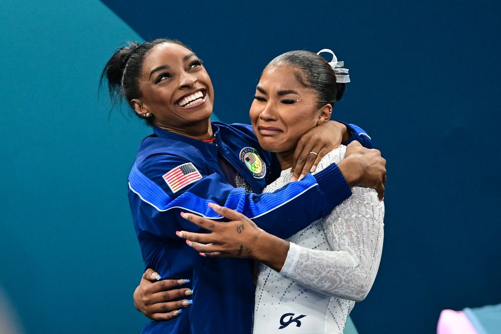 Jordan Chiles, dos Estados Unidos, é parabenizado pela companheira de equipe Simone Biles (E), dos Estados Unidos, após conquistar dramaticamente a medalha de bronze em uma mudança de pontuação após a final do solo feminino durante a competição de ginástica artística na Arena Bercy durante os Jogos Olímpicos de Verão de Paris 2024 em 5 de agosto de 2024 em Paris, França.