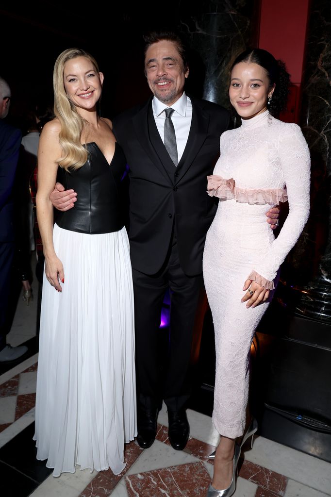 Kate Hudson étourdit dans un corsage bustier en cuir noir plongeant lors de la pré-soirée des BAFTA 3 Kate a posé avec ses collègues stars Benicio del Toro et Chase Infiniti