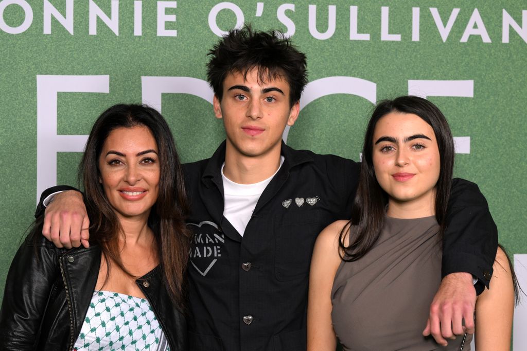Laila Rouass avec les enfants de Ronnie, Ronnie O'Sullivan Jr et Lily O'Sullivan au "Ronnie O'Sullivan: le bord de tout" Première à Odeon West End le 21 novembre 2023
