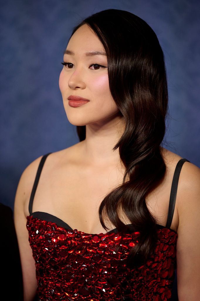 Ce maquillage « crédible » est votre mise à jour beauté printanière la plus flatteuse 4 L'actrice australienne Yerin Ha assiste à la "La Chronique des Bridgerton" Bal masqué de Madrid, saison 4