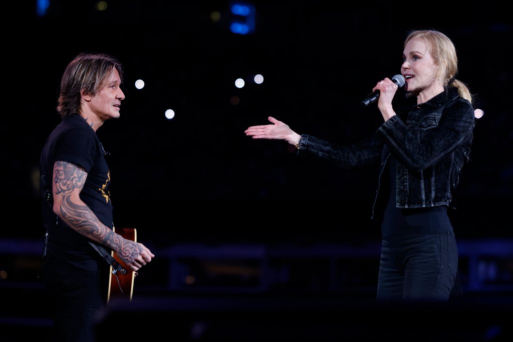 Keith Urban e Nicole Kidman falam no palco no Concert For Carolina Benefit Concert no Bank of America Stadium em 26 de outubro de 2024 em Charlotte, Carolina do Norte