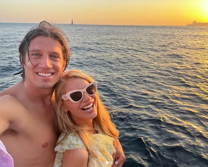 Vernon Kay and Tess Daly taking a selfie on a boat