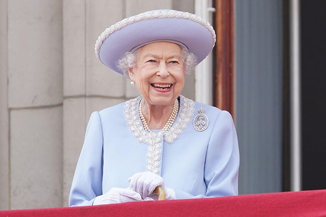 queen smiling trooping balcony