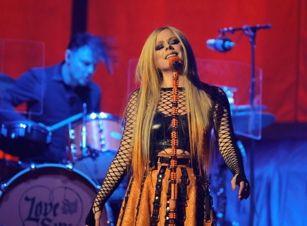 avril lavigne performing