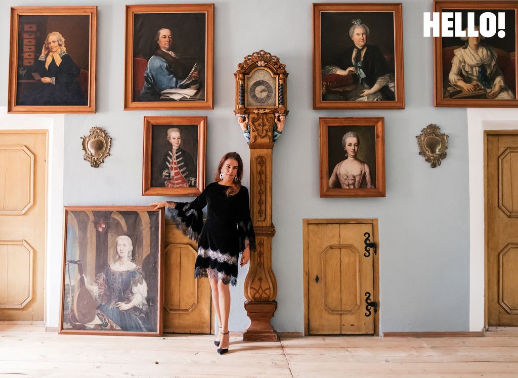 Vittoria dans le salon posant devant de vieux portraits du château historique de Tratzberg en Autriche