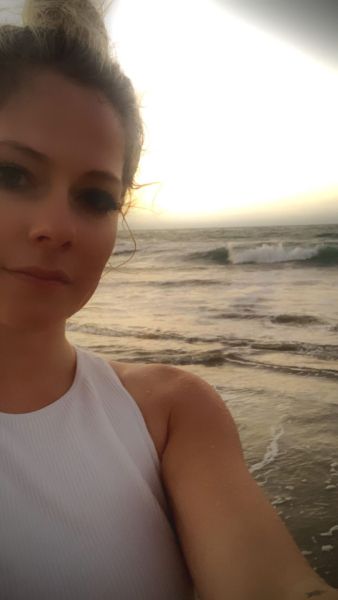 avril lavigne beach selfie