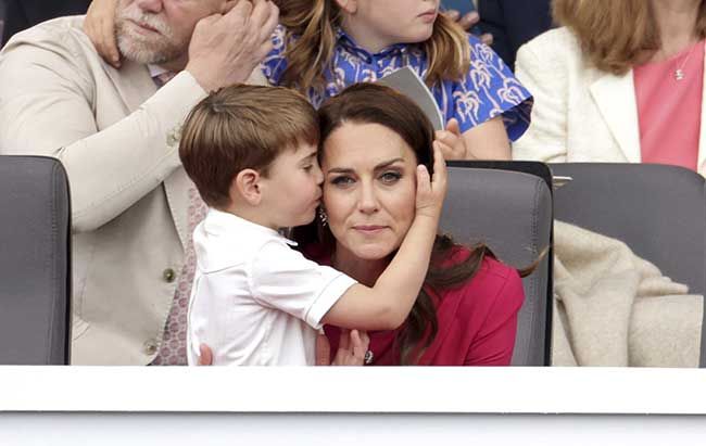 prince louis kissing kate