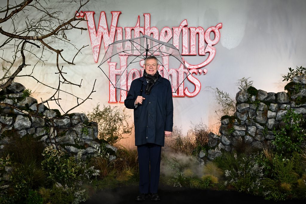 Martin Clunes posant en solo à la première de Wuthering Heights à Londres