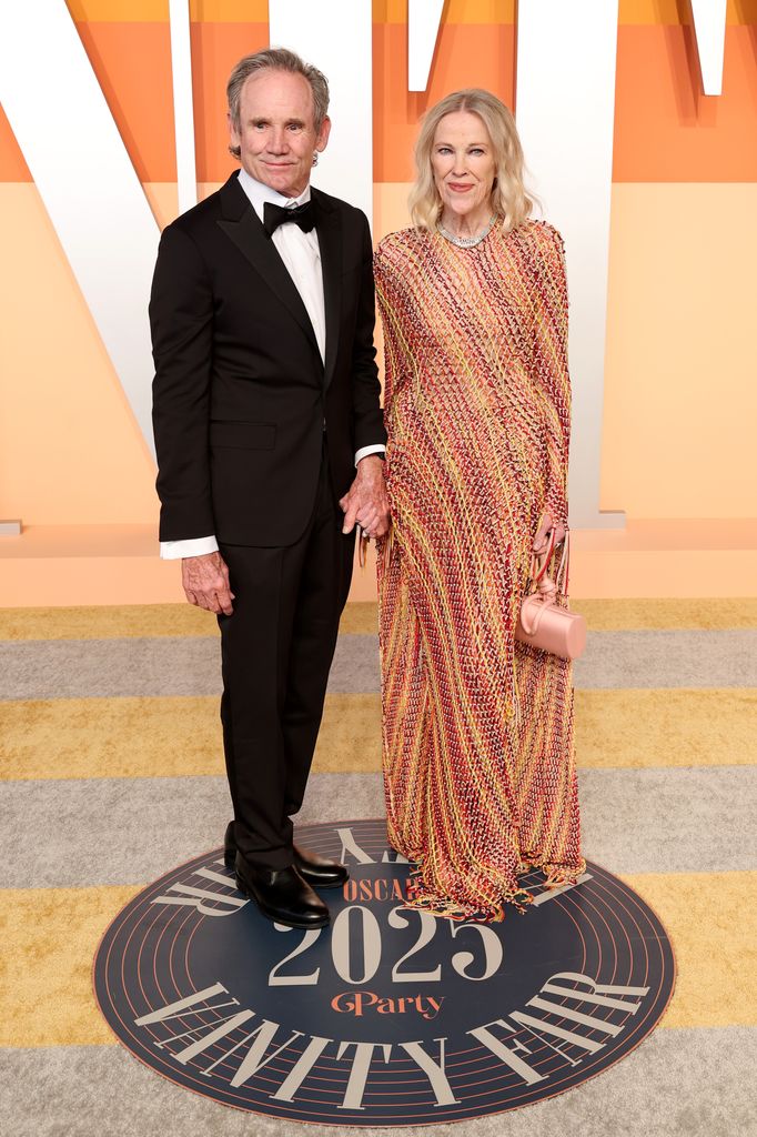 Bo Welch et Catherine O'Hara assistent à la soirée des Oscars Vanity Fair 2025 organisée par Radhika Jones au Wallis Annenberg Center for the Performing Arts le 2 mars 2025 à Beverly Hills, Californie