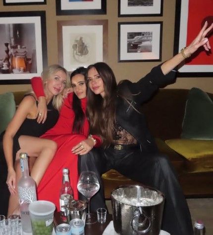 Victoria Beckham portait un haut 