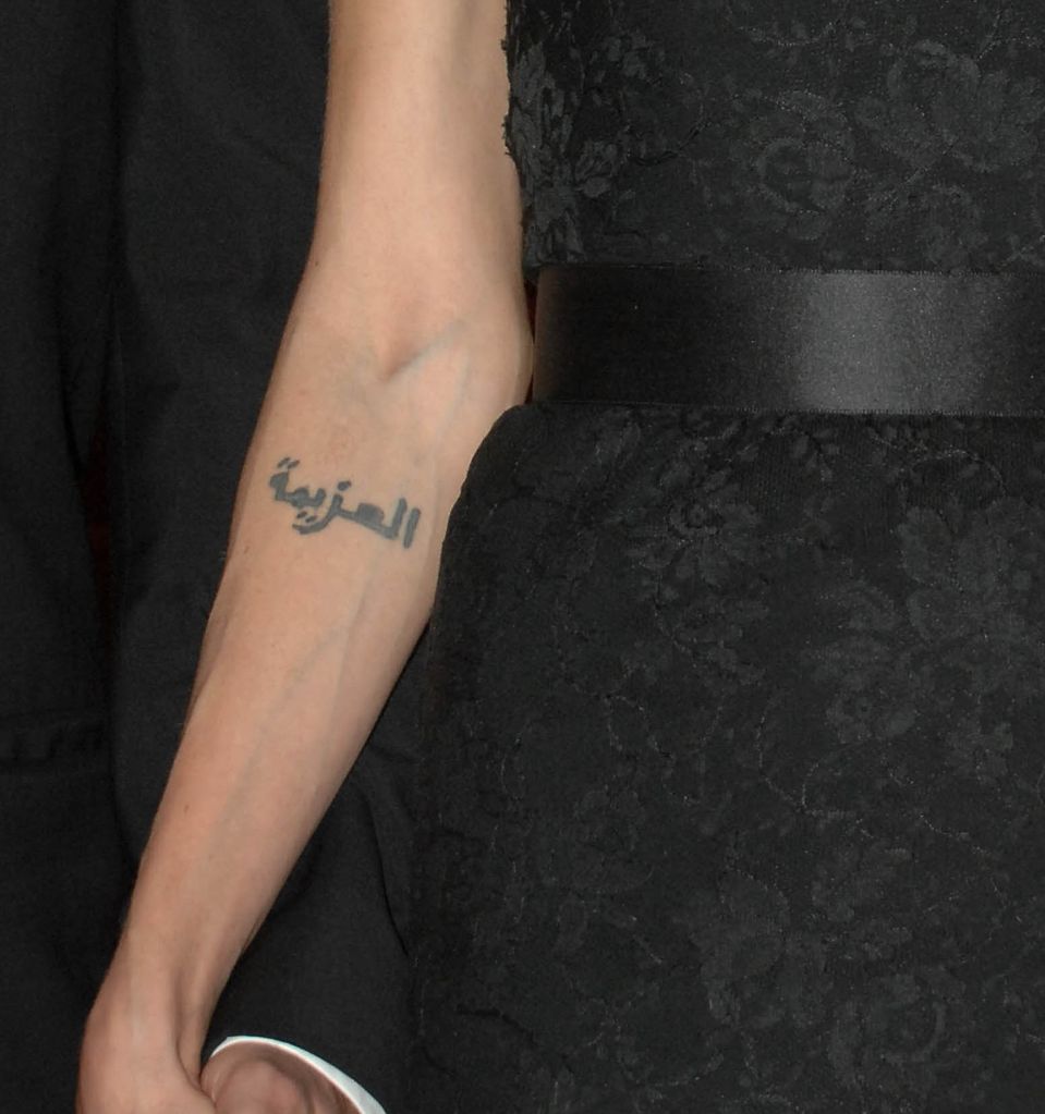Tatuagem de escrita árabe de Angelina Jolie