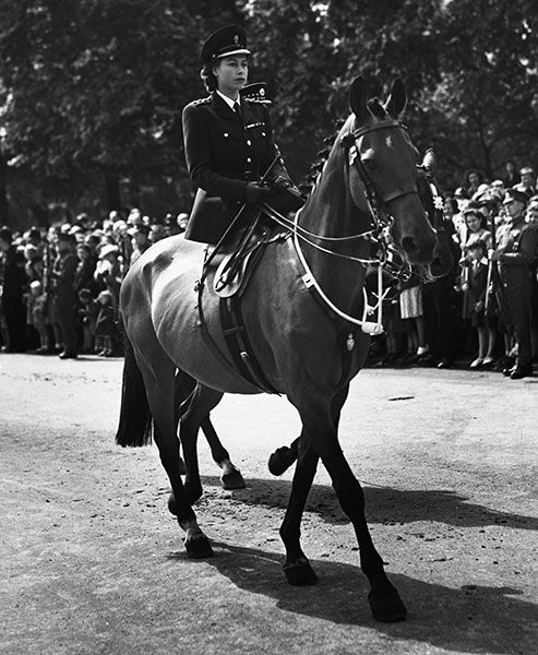 queen horse riding 1947