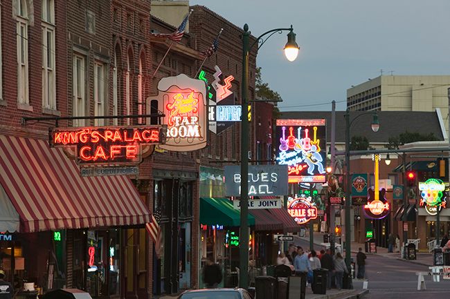 downtown memphis beale street at night