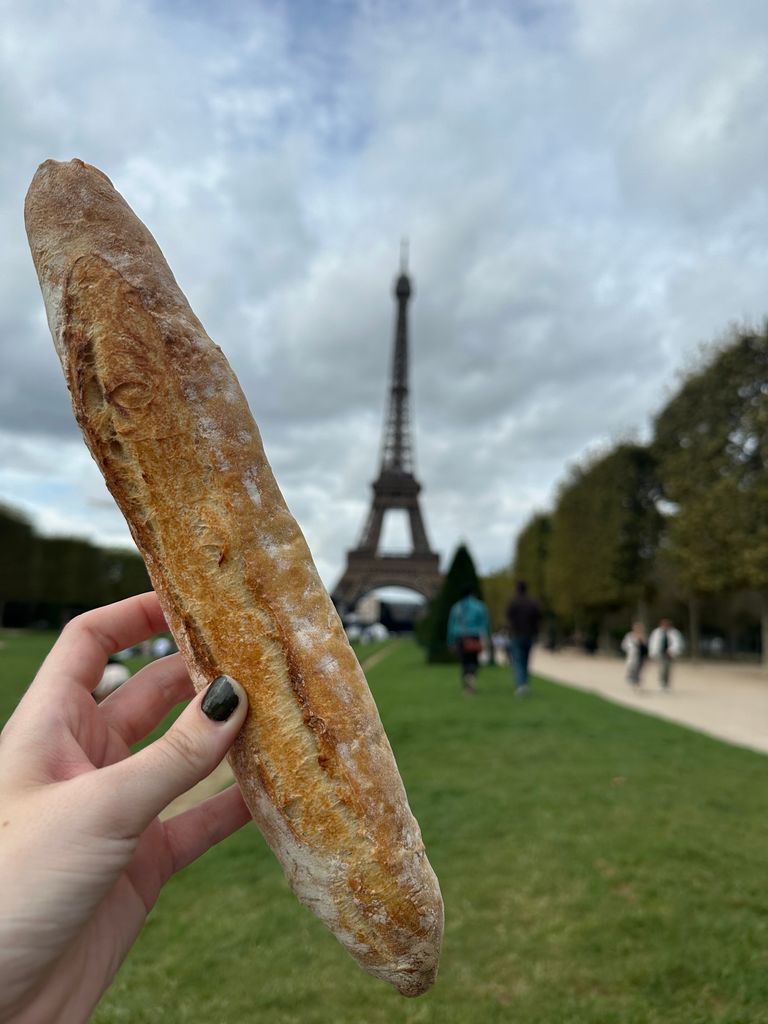 Une baguette fraîche à l'Eiffel