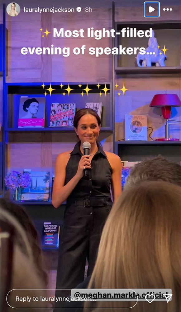 Meghan Markle fazendo um discurso na livraria Godmothers em Summerland