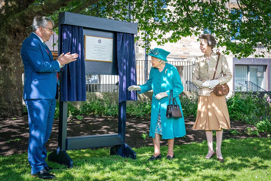 queen unveils plaque edinburgh