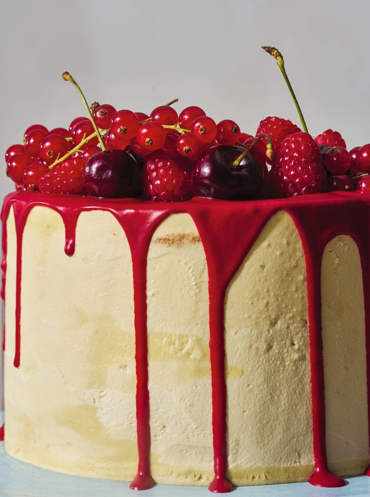Drip cake with vanilla buttercream topped with strawberry jam and fruits
