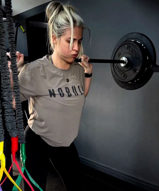 pregnant gemma atkinson weightlifting in home gym