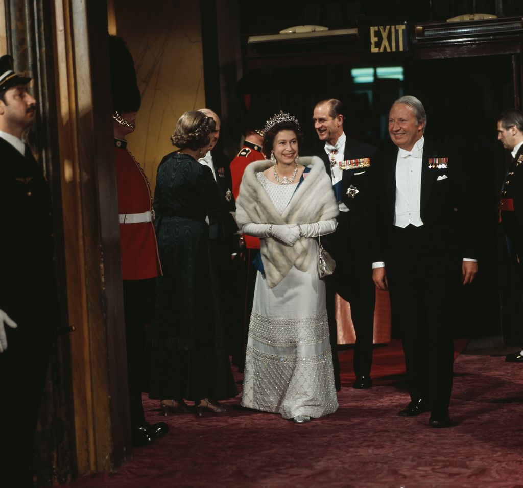 A Rainha Elizabeth II e o Primeiro Ministro Britânico Edward Heath (1916 - 2005) comparecem ao concerto de gala 