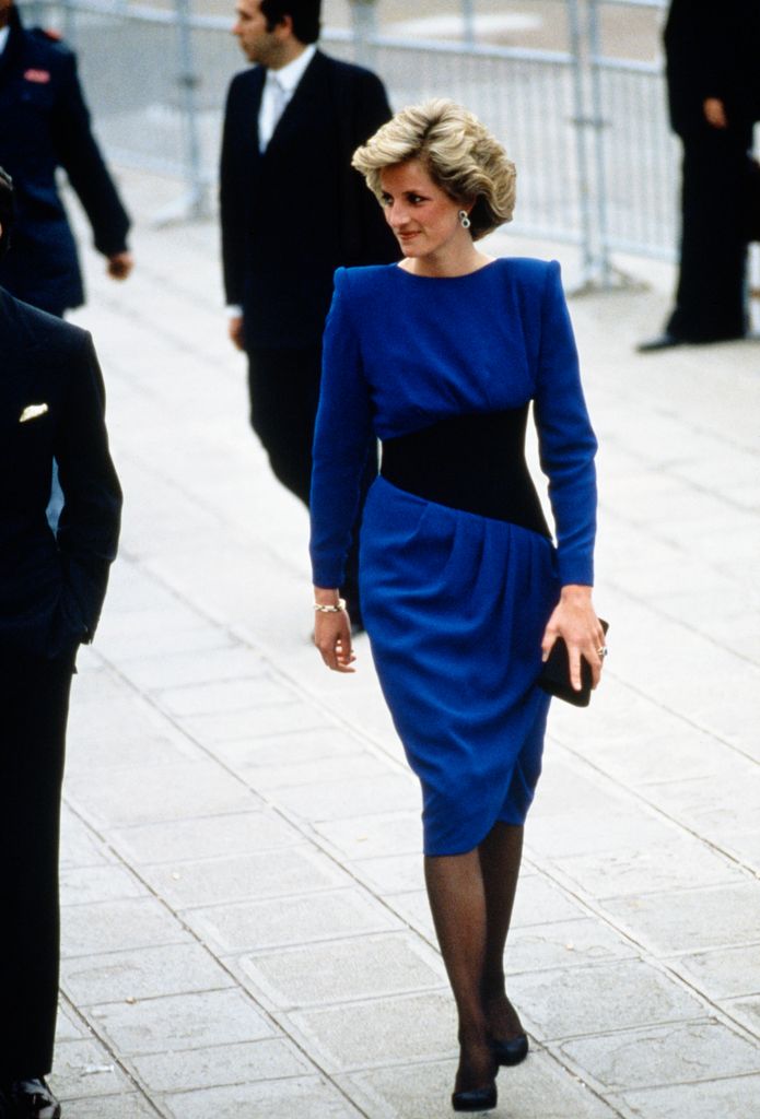 Amelia Spencer, la nièce imitatrice de la princesse Diana, ramène le style des années 80 avec un ourlet le plus court à ce jour 2 La princesse Diana porte une robe midi bleue et noire Bruce Oldfield lors d'une visite à Venise
