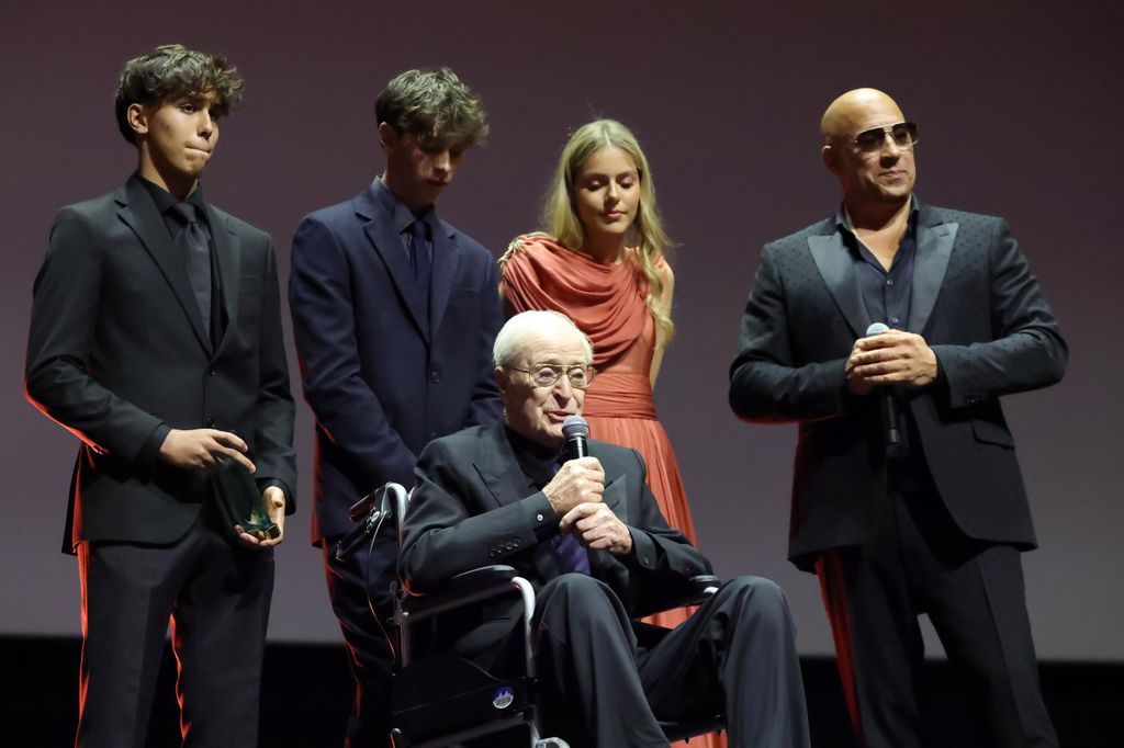 Майкл Кейн на сцене с внуками