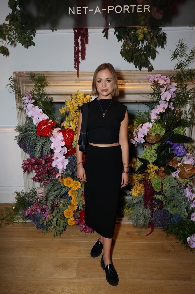 Lady Amelia Windsor ma na sobie czarny krótki top i dopasowaną spódnicę 