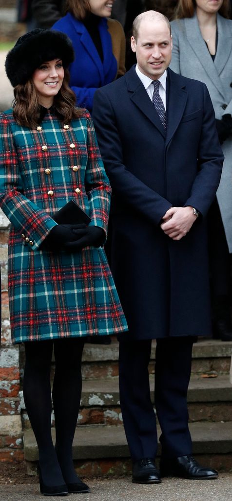 Kate Middleton memakai mantel tartan bersama Pangeran William di Layanan Gereja Hari Natal Tradisional Keluarga Kerajaan di Gereja St Mary Magdalene di Sandringham, 2017