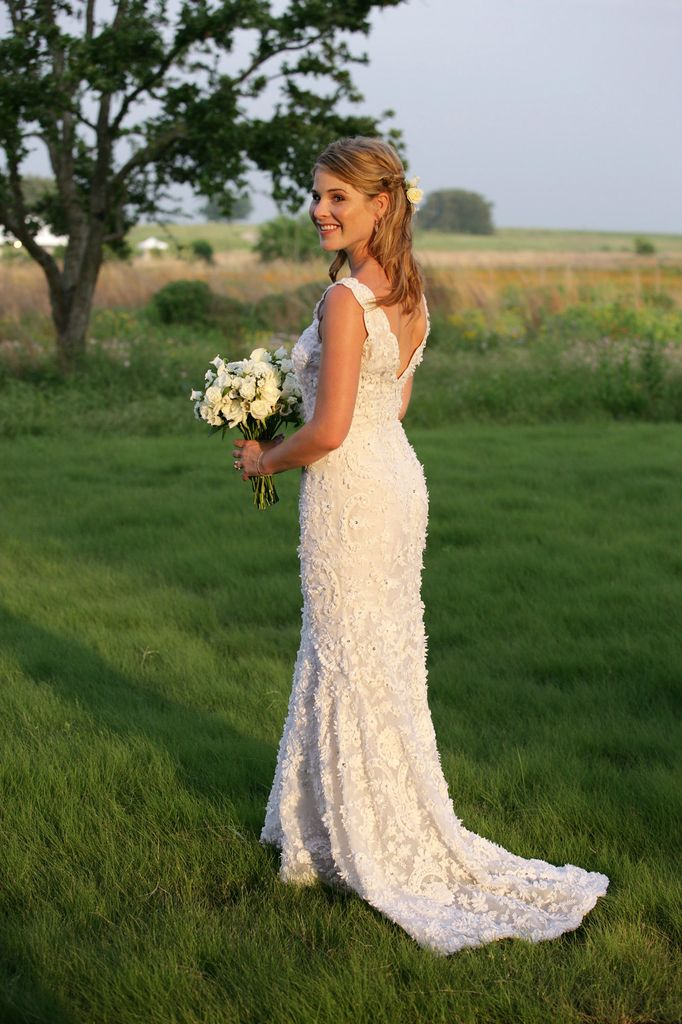 Dalam gambar handout yang disediakan oleh Gedung Putih ini, Jenna Bush berpose untuk seorang fotografer sebelum pernikahannya dengan Henry Hager di Prairie Chapel Ranch 10 Mei 2008 dekat Crawford, Texas.
