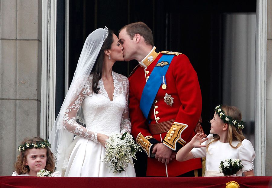 royal wedding kate middleton kiss