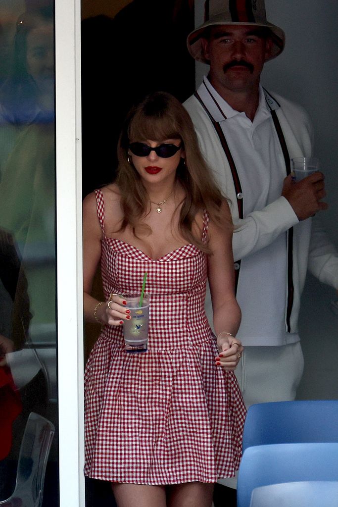 Taylor ganha minivestido xadrez vermelho com travis