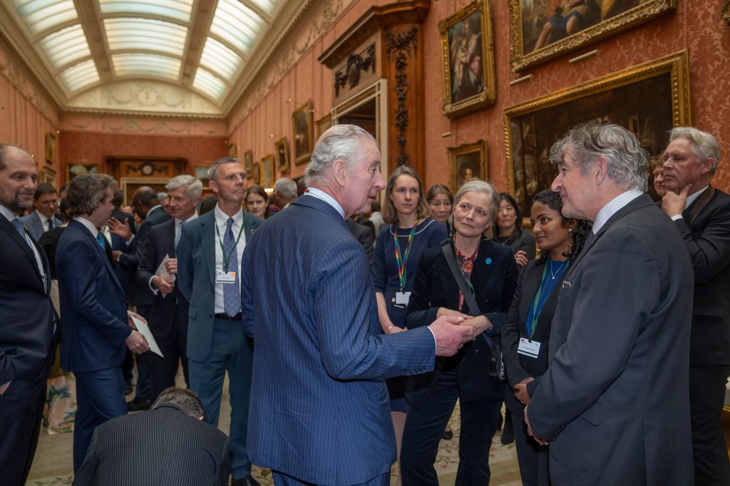 Le roi Charles III discute avec Tony Juniper, président de Natural England lors d'une réception à l'appui de l'action sur la biodiversité mondiale à Buckingham Palace