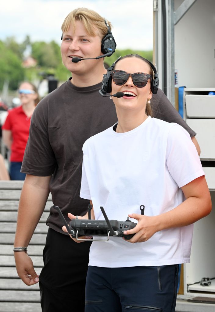 Princesa Ingrid Alexandra e Prince Sverre Magnus aprendendo a usar um drone