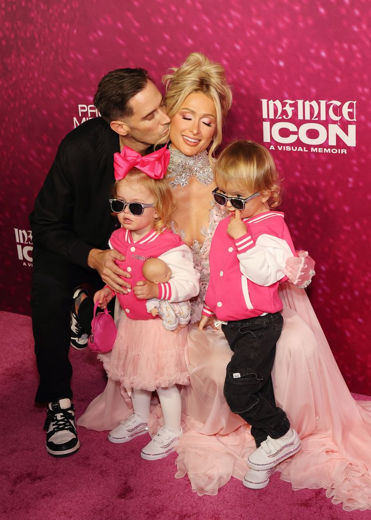 Paris Hilton parle de son mari Carter Reum et de la « reprise » de sa voix après avoir survécu à des abus – exclusif 5 Carter Reum, London Marilyn Hilton Reum, Paris Hilton et Phoenix Barron Hilton Reum assister à la première mondiale de "Icône infinie : un mémoire visuel" à AMC The Grove 14 le 20 janvier 2026