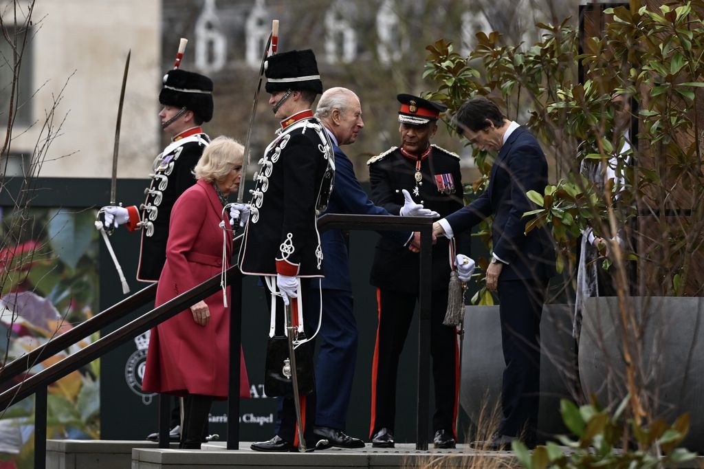 Le roi Charles III et la reine Camilla visitent une exposition organisée à la Garrison Chapel de Londres à l'occasion du 20e anniversaire de l'organisation humanitaire Turquoise Mountain, à Londres, au Royaume-Uni, le 11 février 2026.