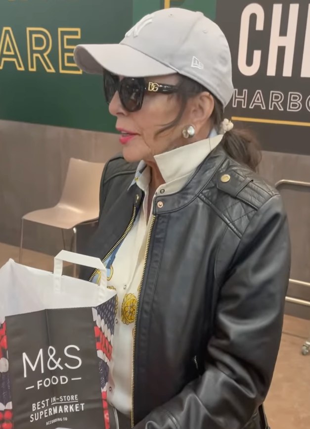 Dame Joan looked so cool in her low-key look 