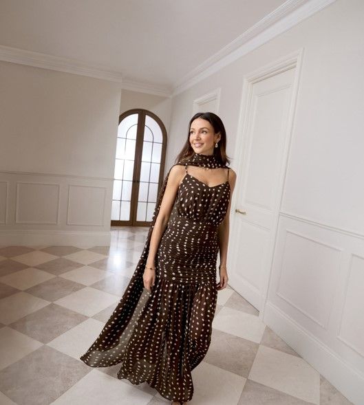 Michelle était si élégante dans sa robe à pois de Very