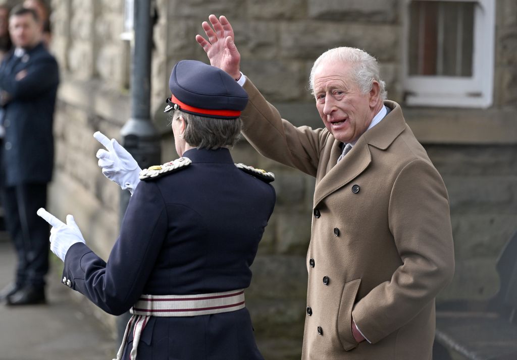 Le roi Charles III salue ses sympathisants alors qu'il arrive à la gare de Clitheroe lors de sa visite dans le Lancashire le 9 février 2026 à Clitheroe, en Angleterre.