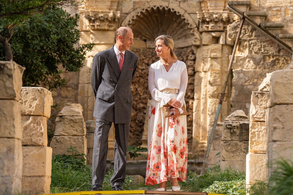 O casal compartilhou um momento doce enquanto passeavam pelos jardins