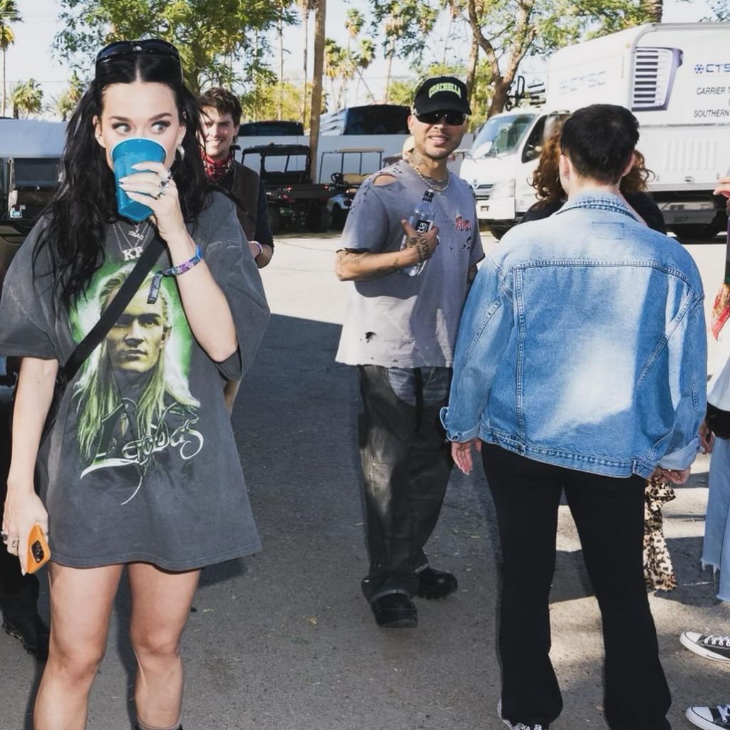katy perry wearing t shirt of orlando bloom lord of the rings character