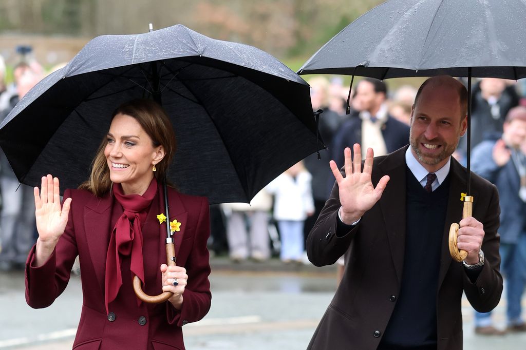 Catherine, princesse de Galles et William, prince de Galles saluent leurs sympathisants alors qu'ils arrivent pour leur visite à l'Oriel Davies le 26 février 2026 à Newtown, au Pays de Galles. Le prince et la princesse de Galles ont visité aujourd'hui les communautés de Powys, au Pays de Galles, à l'approche de la Saint-David.