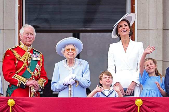 Jubilee, Charles, Queen and Kate stand on balcony