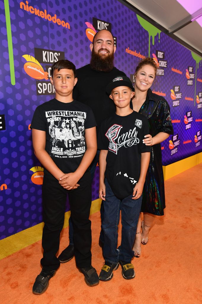 photo de Travis Browne avec ses deux fils et Ronda Rousey