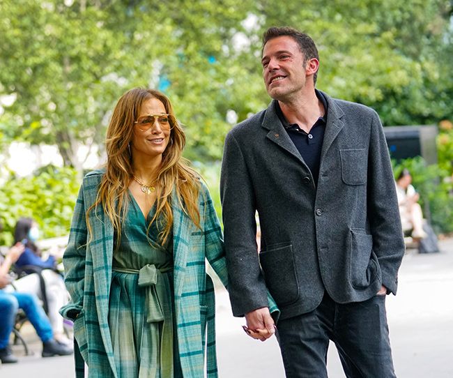 jennifer lopez ben affleck holding hands