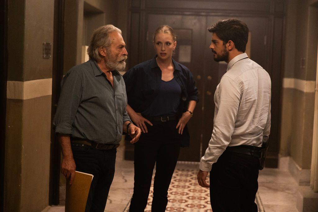 Cetin Ikmen (Haluk Bilginer), Ayse Farsakoglu (Yasemin Kay Allen), Mehmet Suleyman (Ethan Kai)