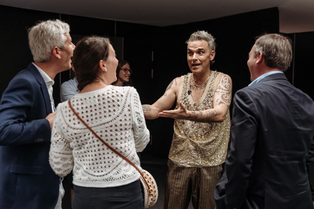 Robbie Williams talking with Luxembourg royals